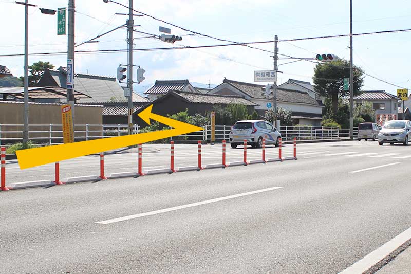 ③中和幹線常盤町西交差点を左折(右手にauの看板があります)